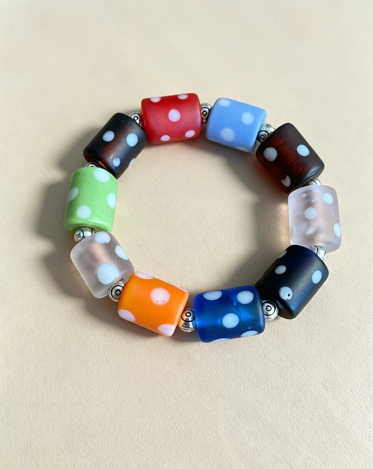 Bracelet extensible en perles de verre mat à pois blancs