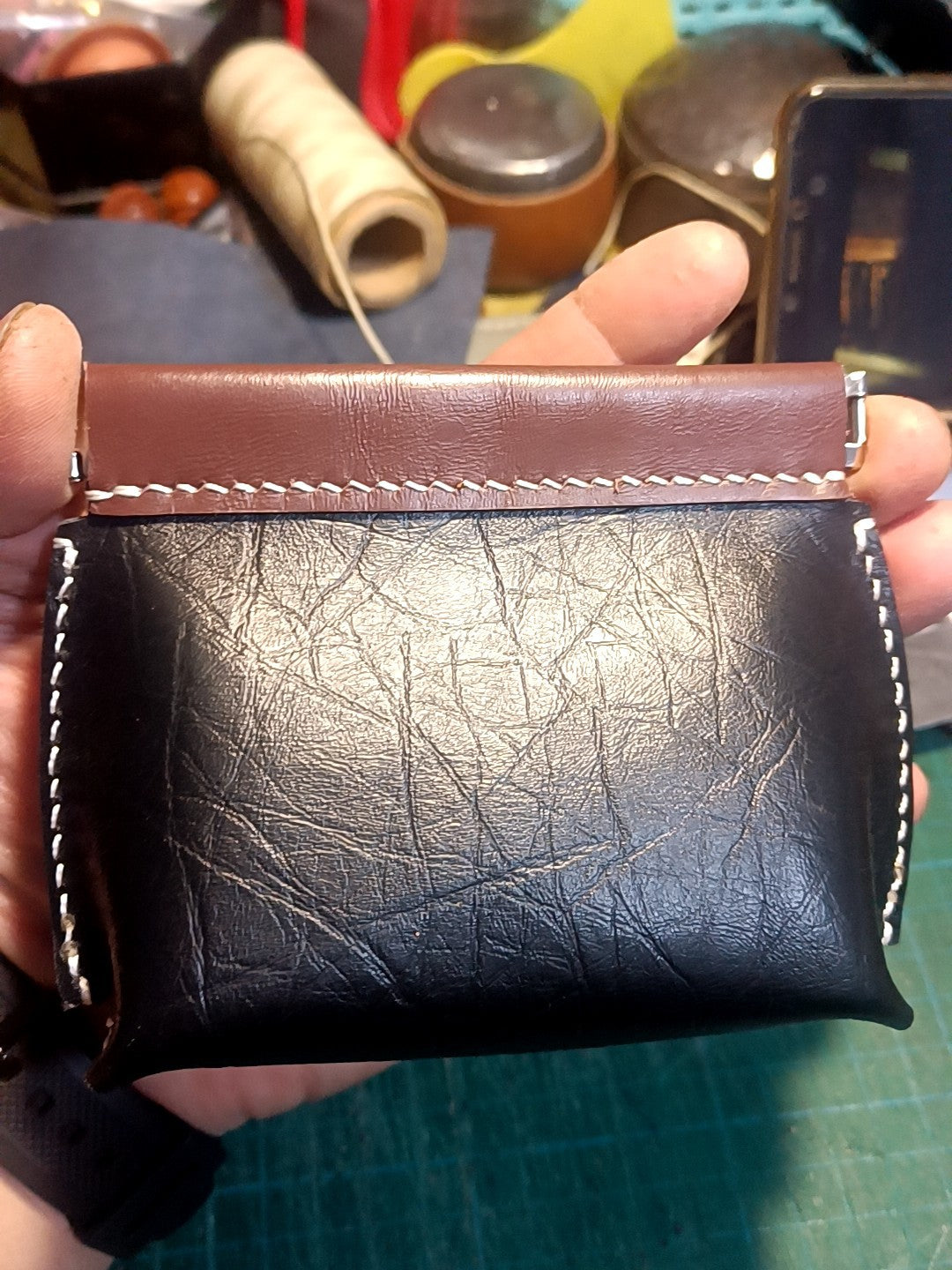 ハンドメイド レザー小銭入れ メタルクラスプ付き
