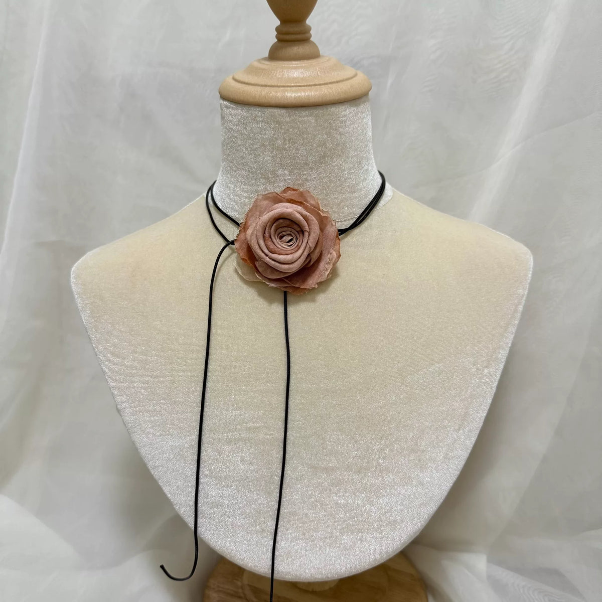Collier choker artisanal en rose en tissu
