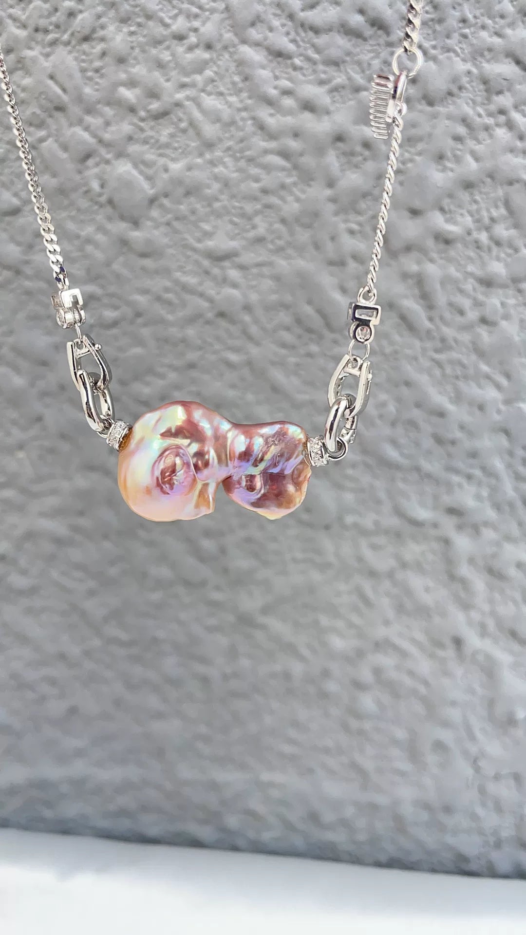 Ciondolo in argento con perla barocca verde e viola