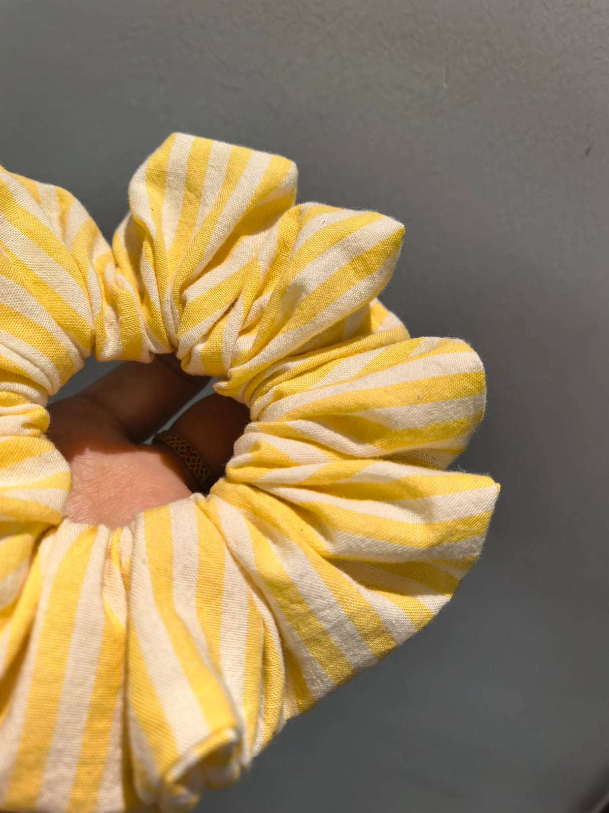 Scrunchie in cotone a righe giallo limone