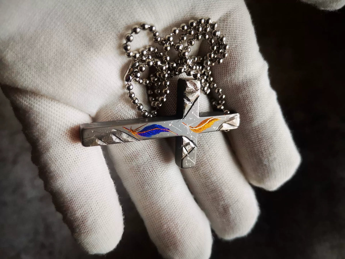 Kruishanger van puur titanium met battle worn-afwerking