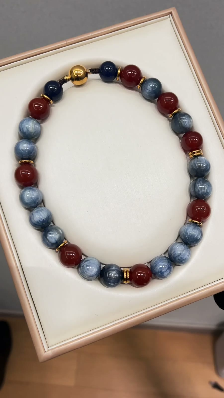 Perlenkette aus blauem Chalzedon und rotem Achat
