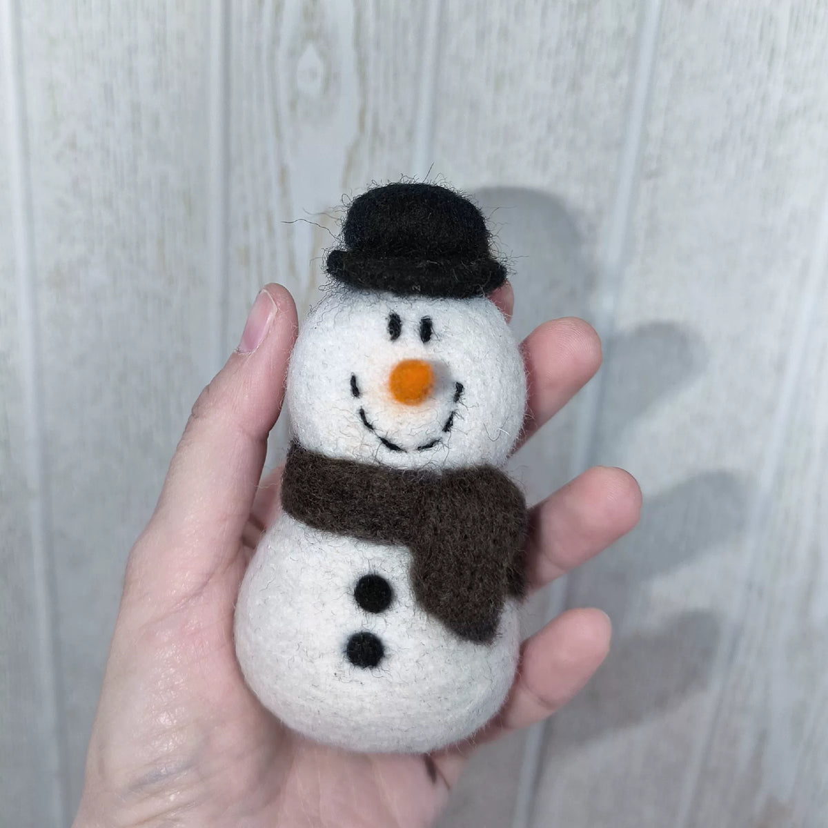 Handgefertigte Wollfilz-Schneemann-Figur mit Zylinder