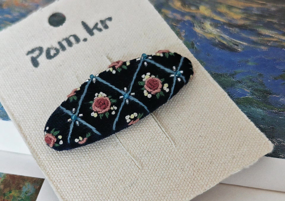 Barrette à cheveux brodée à la main velours noir