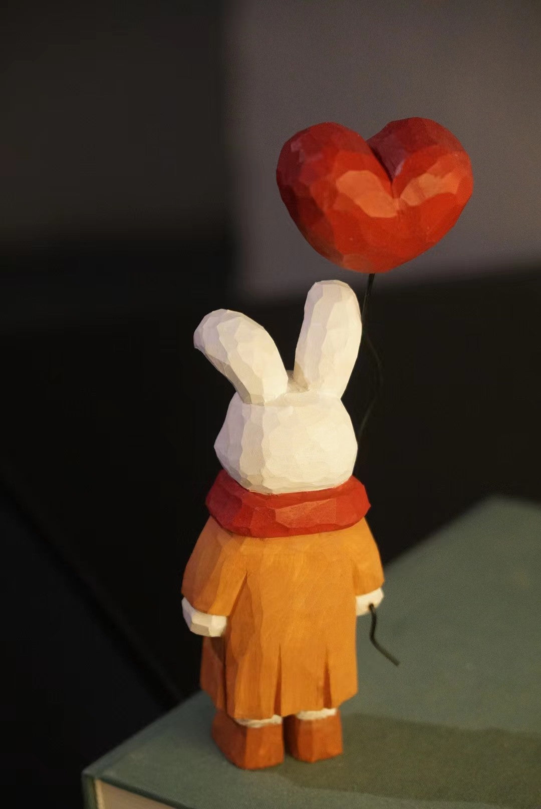 Handgefertigte Hasenfigur aus Holz mit Ballon