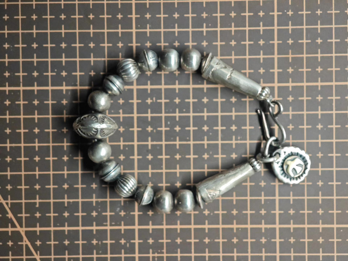 Bracciale artigianale in argento 925 con perle tribali