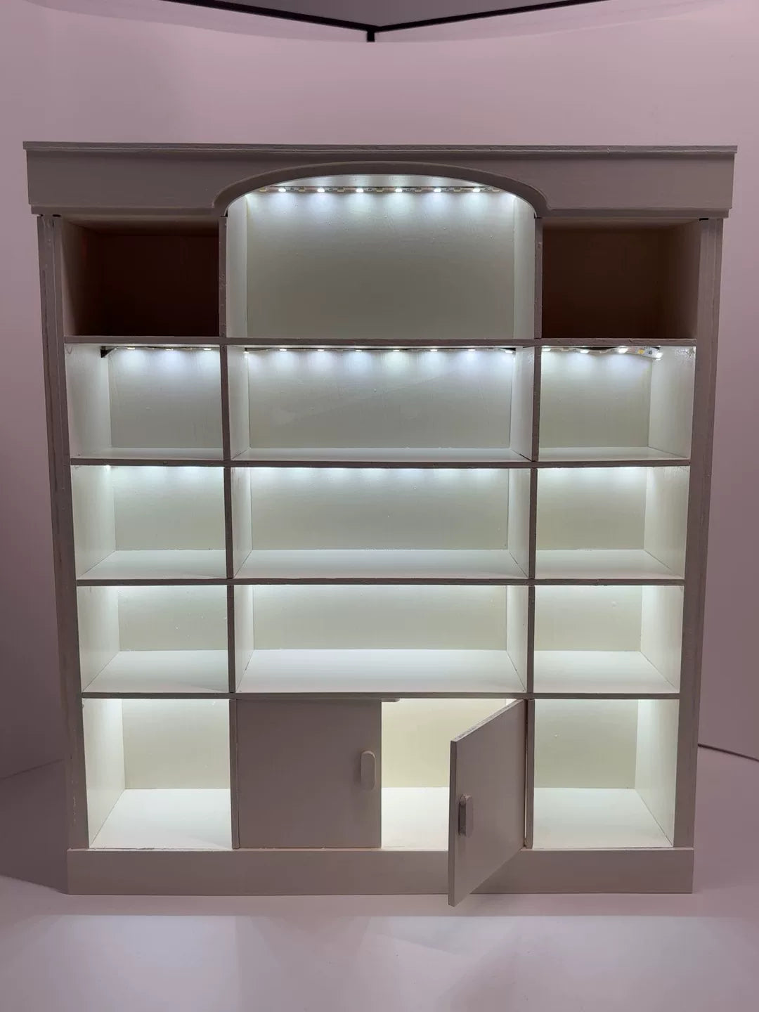 Meuble d'exposition miniature LED pour salon de maison de poupée