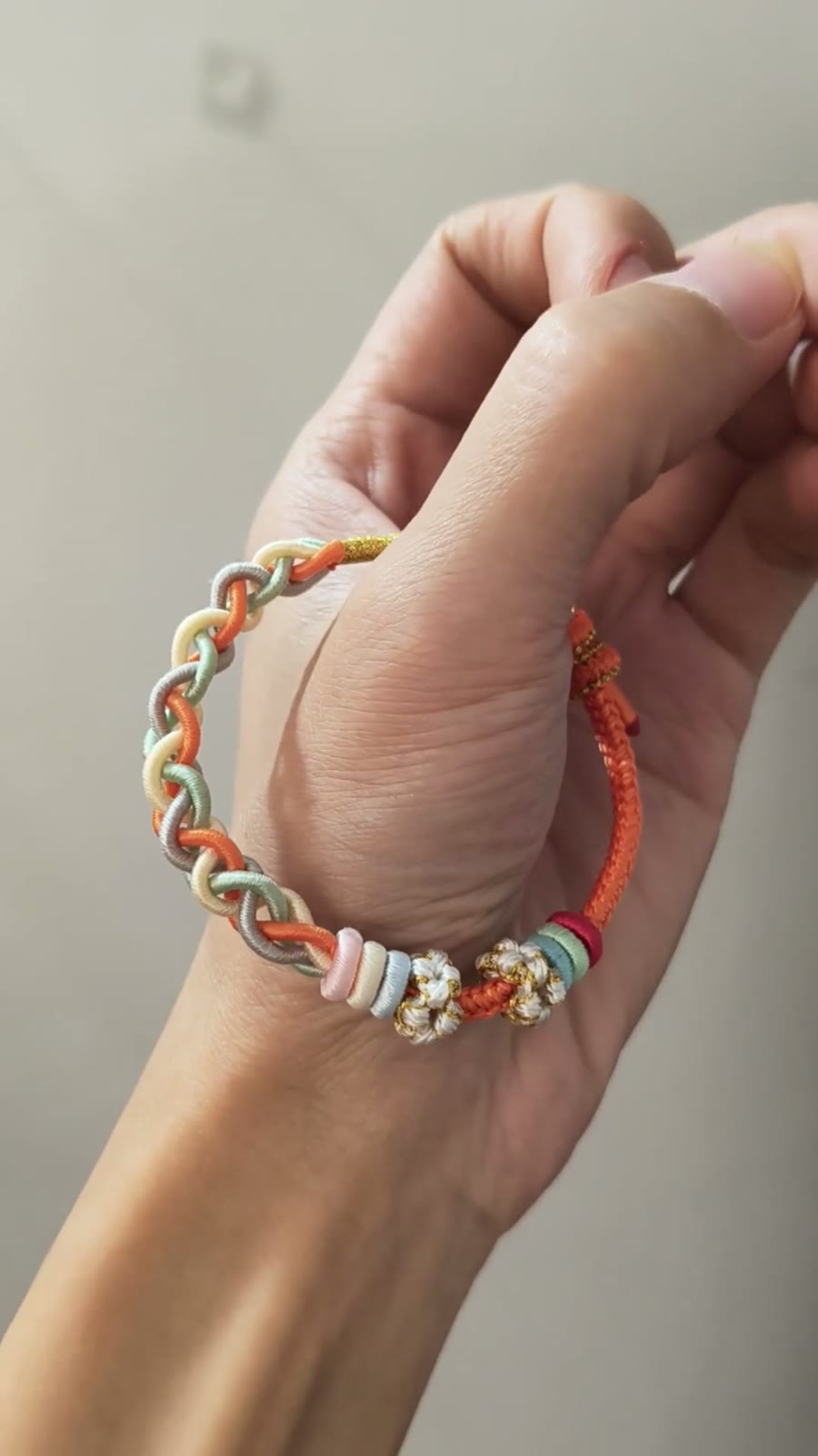 Pulsera de cordón tejida a mano en degradado naranja y gris