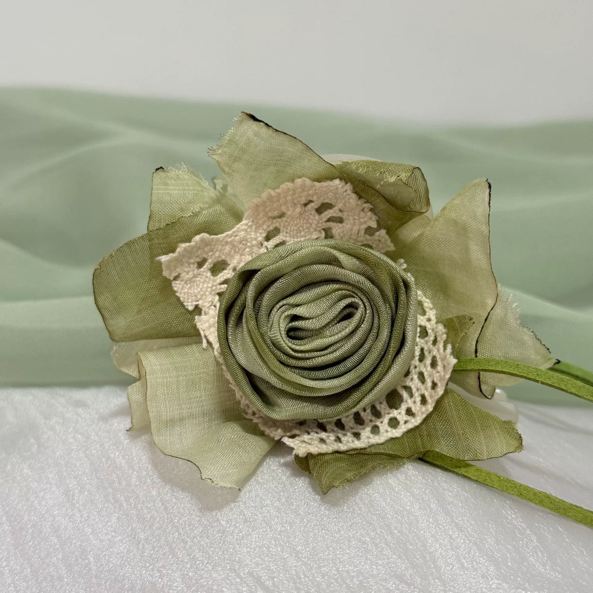 Pinza para el pelo de tela floral verde hecha a mano
