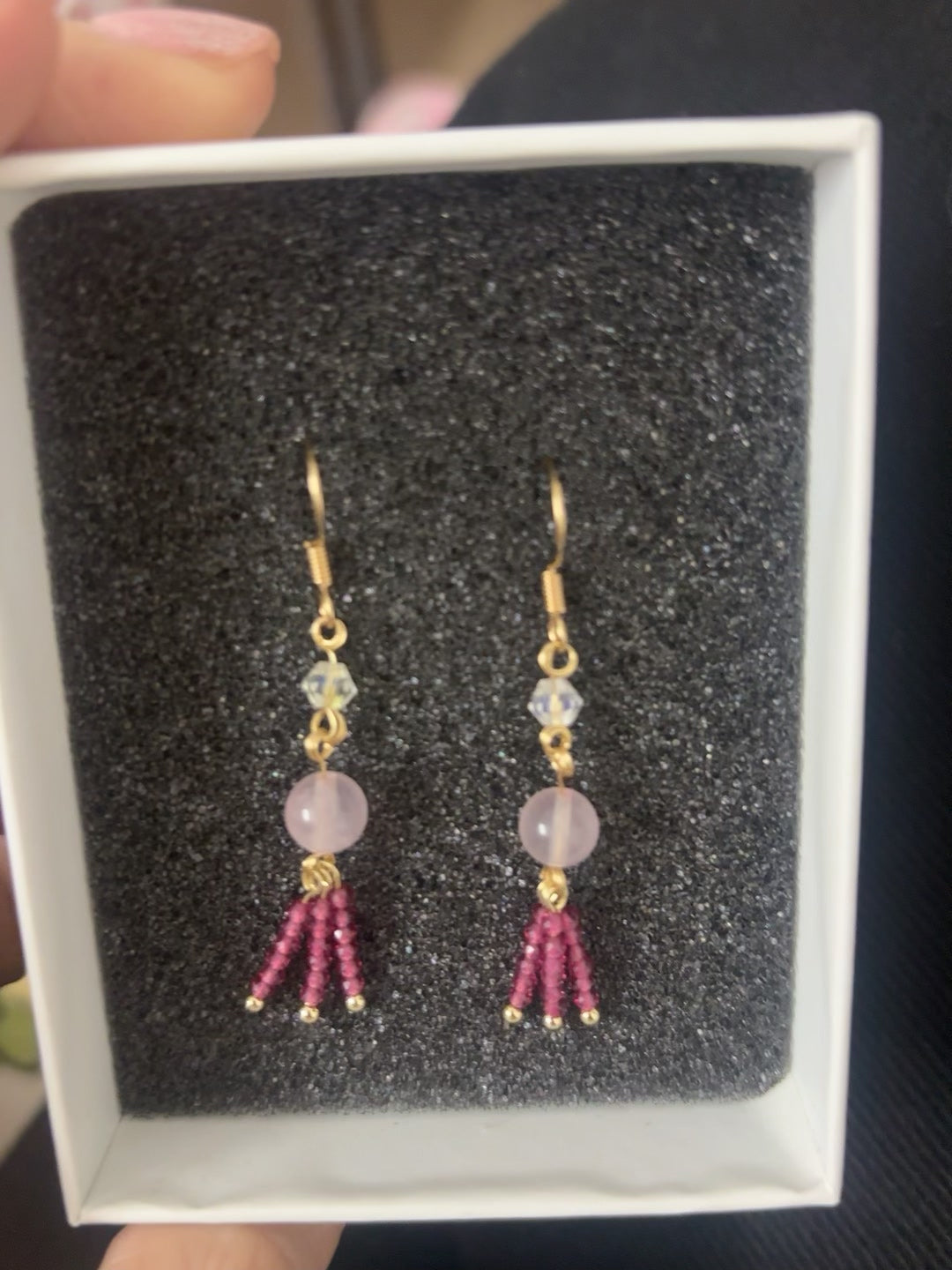 Pendientes largos con cuenta rosa y borla morada