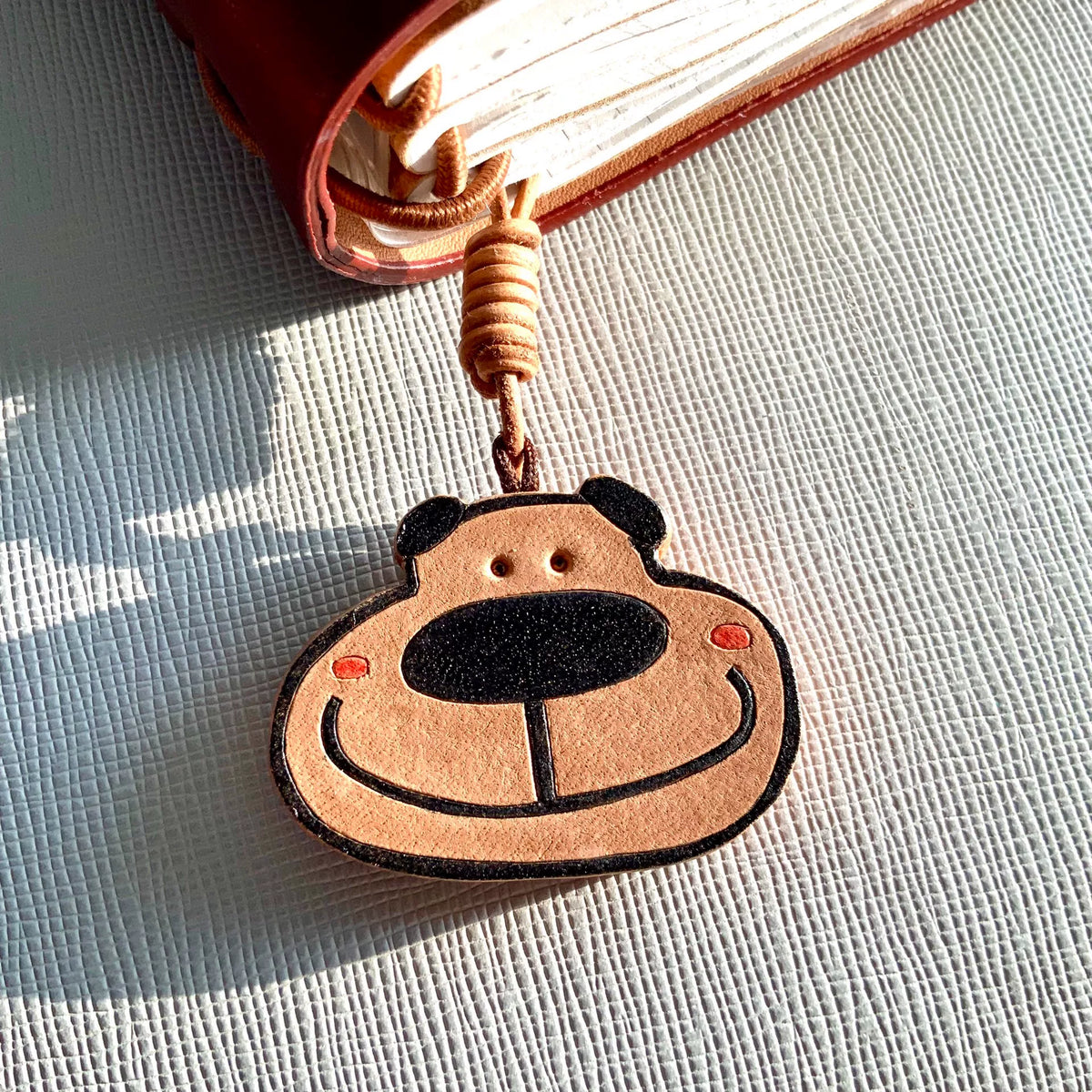 ハンドメイド レザー犬チャーム キーホルダー ペンダント