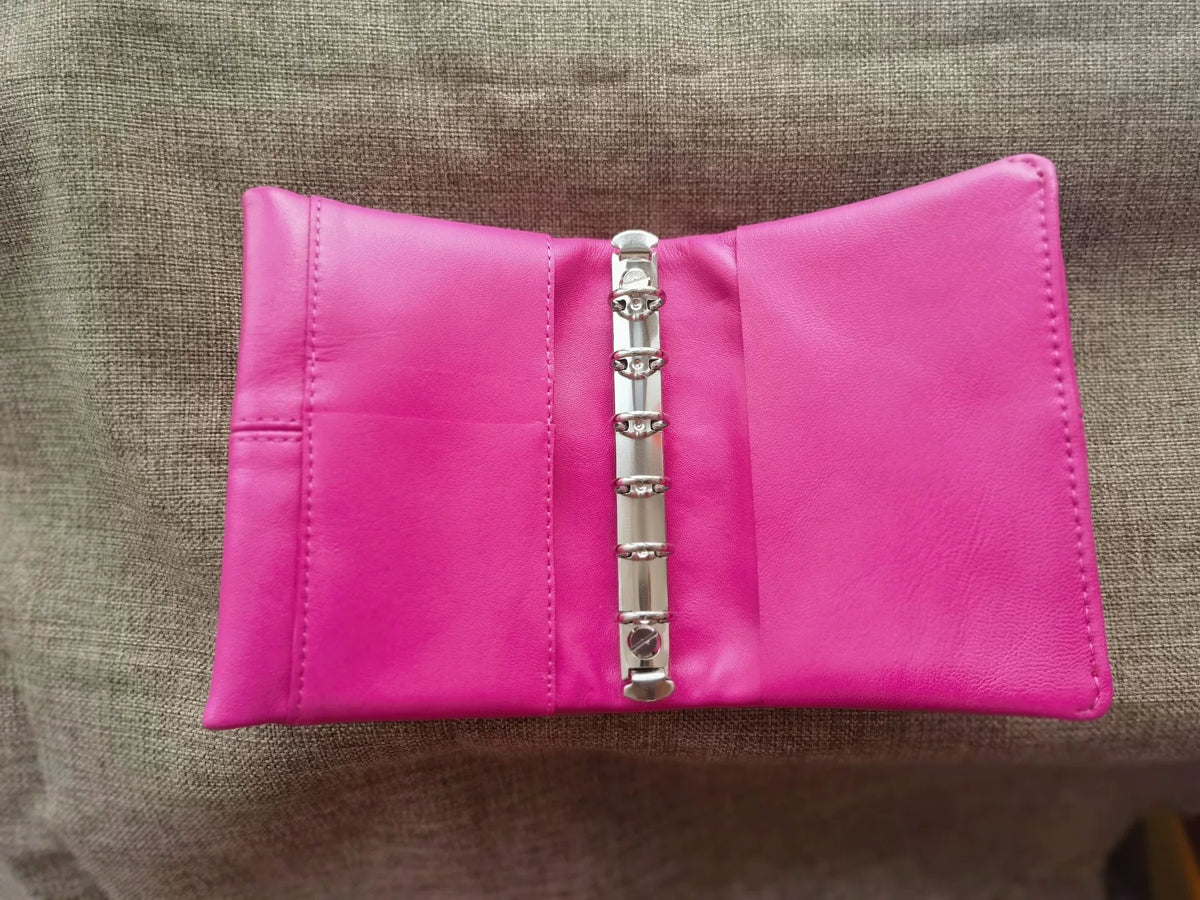 Copertina per quaderno ad anelli A7 in pelle di pecora rosa