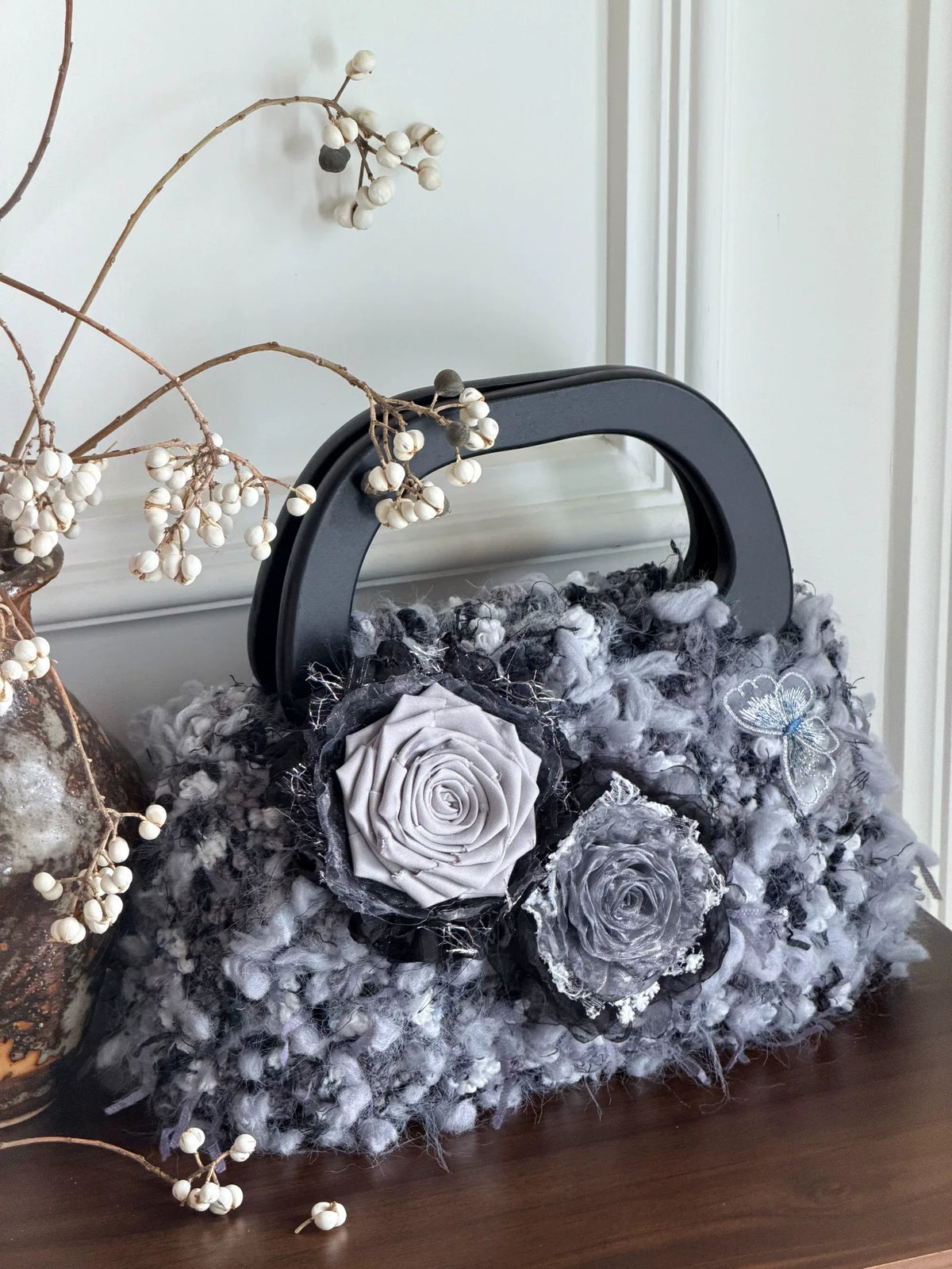 Borsa all'uncinetto con applique floreali