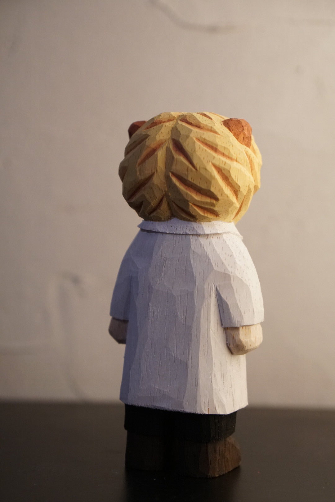 Handgefertigte Holzfigur Löwe als Arzt 11 cm