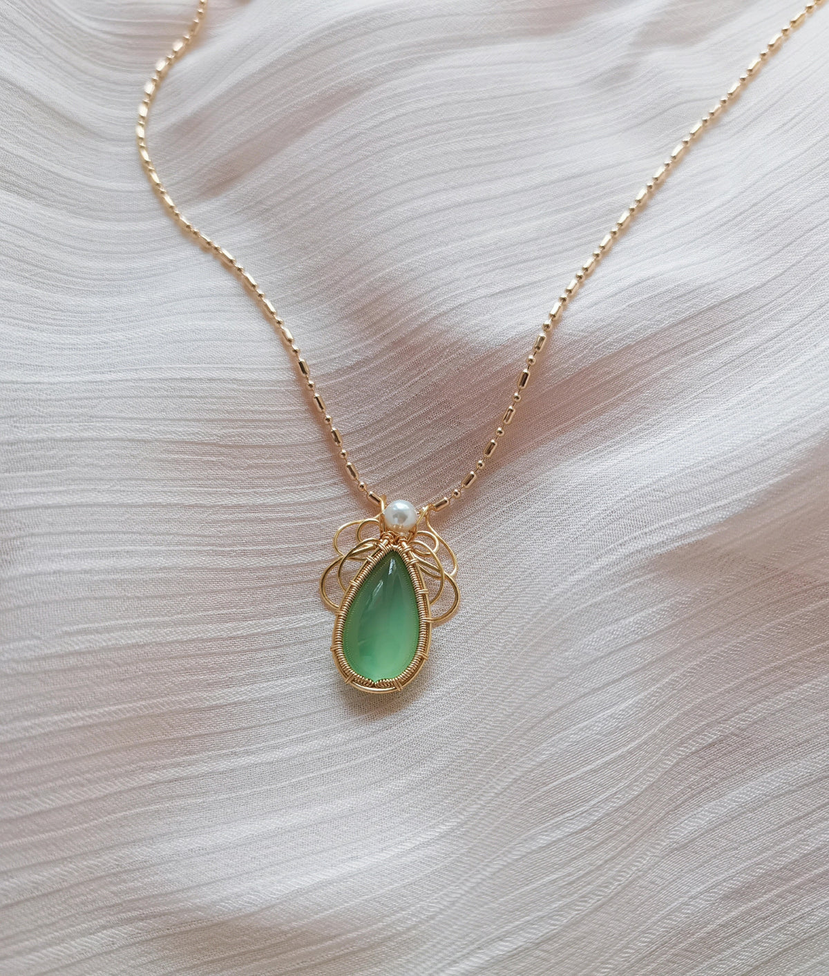 Lichtgroene Chalcedon Hanger met Draadwerk en Druppelvorm