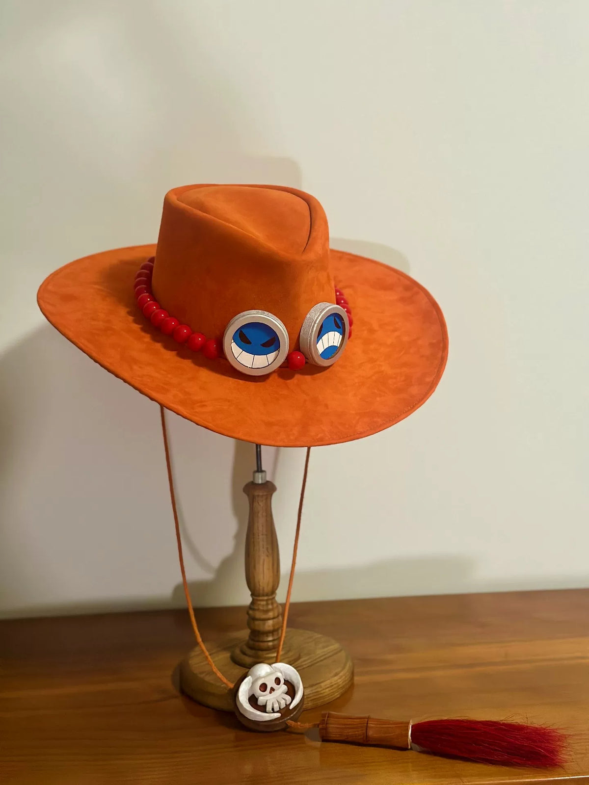 Orangefarbener Wildleder Cosplay-Hut mit rotem Perlenband