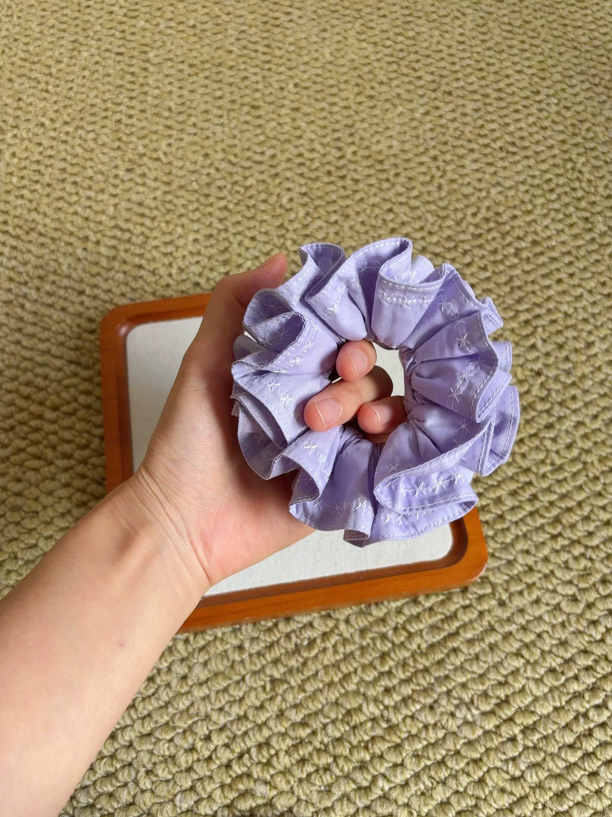 Scrunchie doppio lavanda con stella a sei punte ricamata