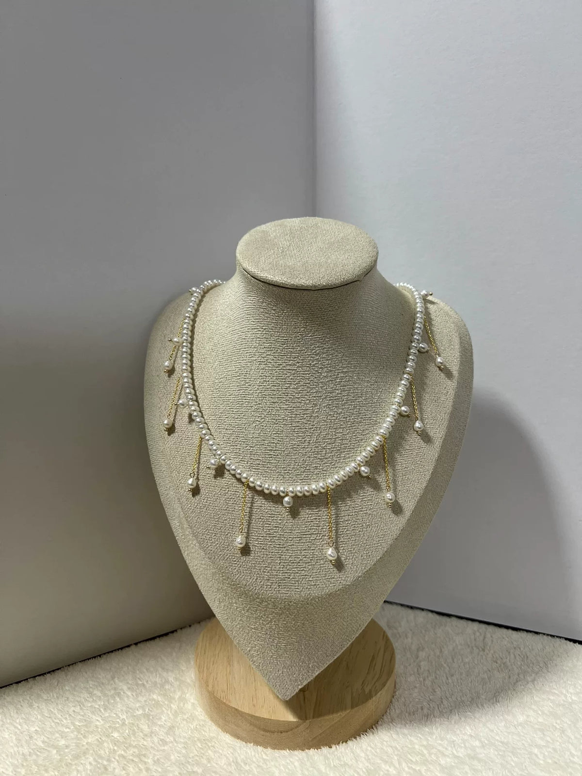 Collier aux perles d'eau douce et frange dorée