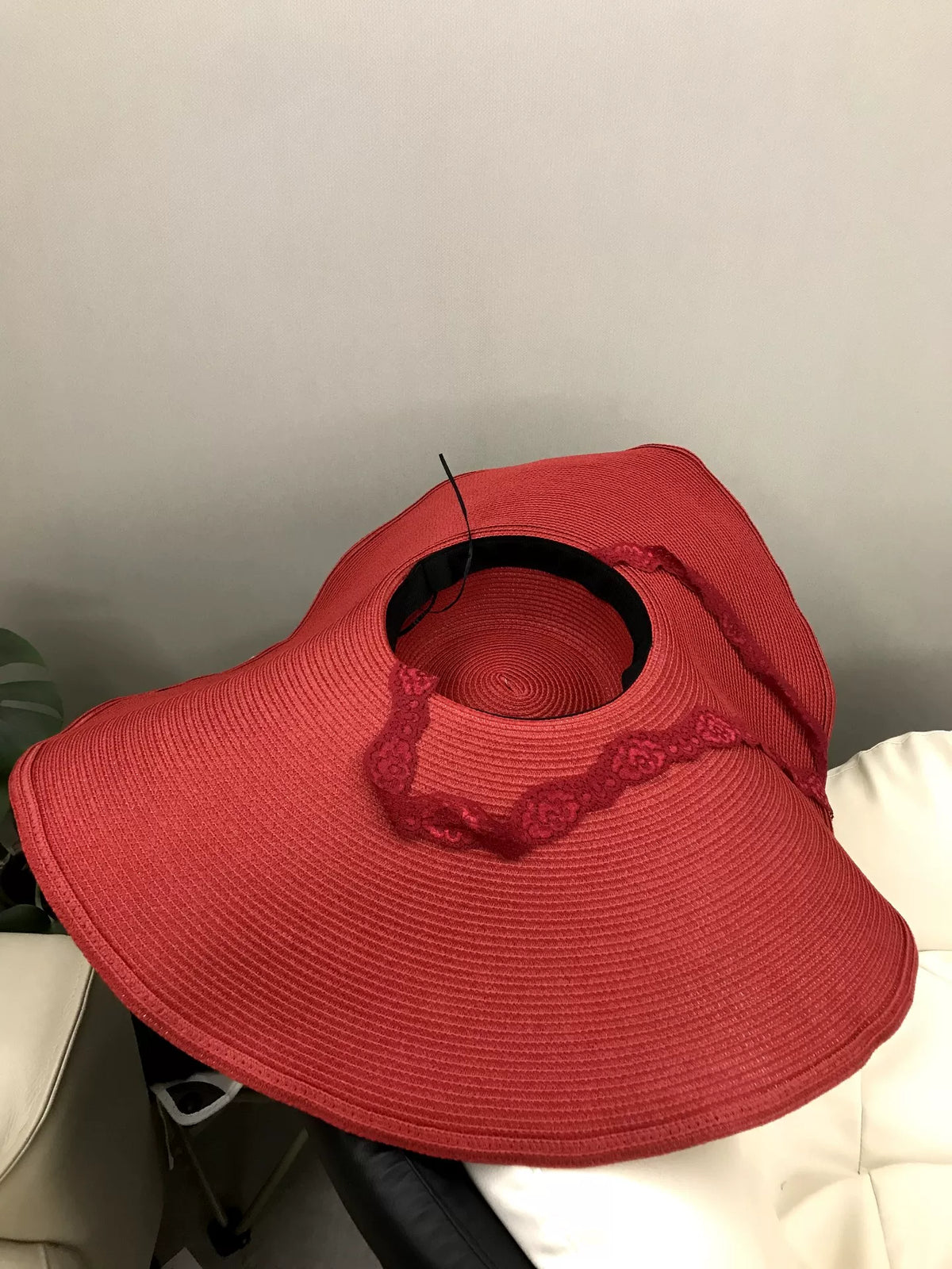 Sombrero de sol de paja rojo de ala ancha