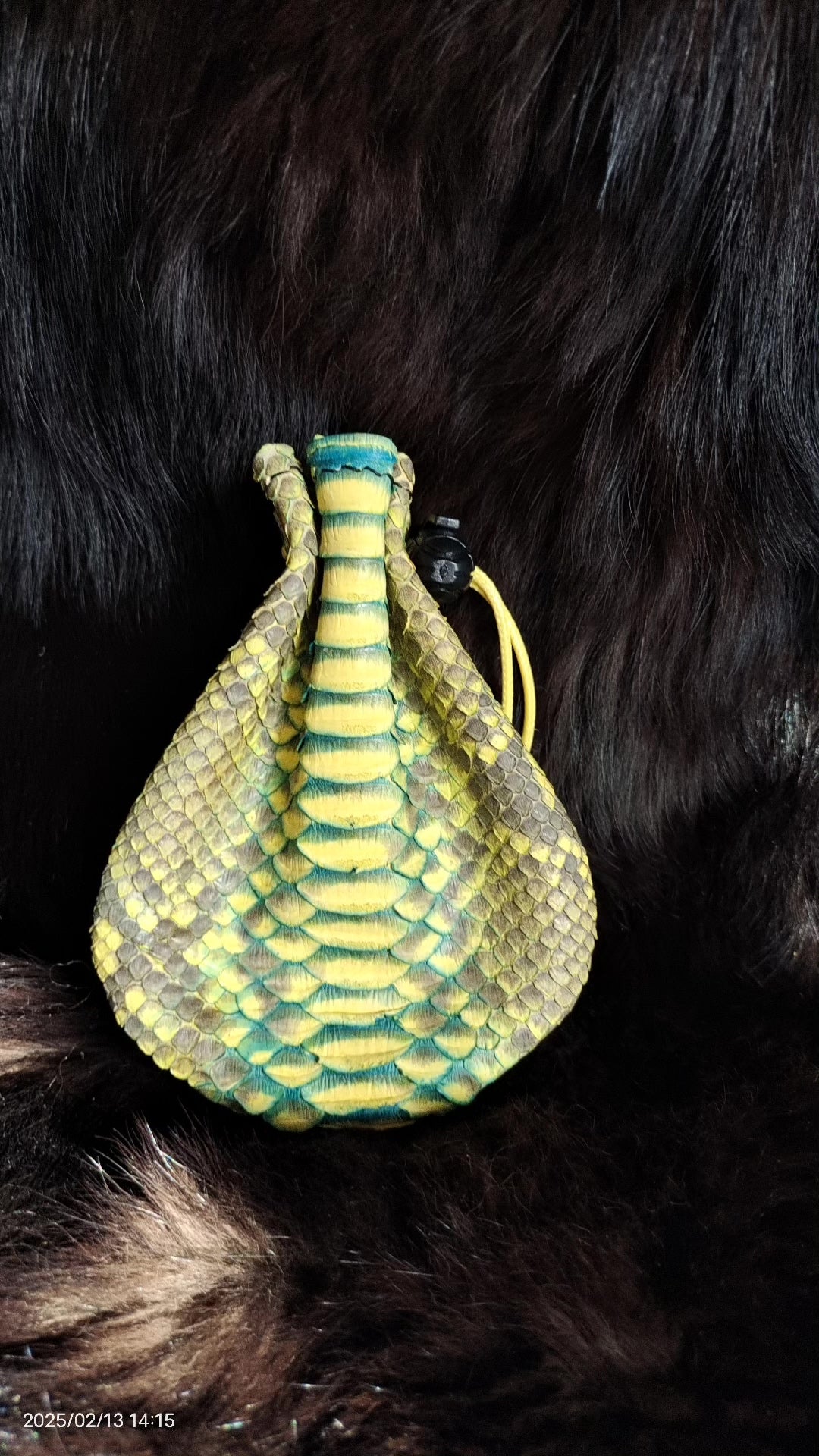 Saco de Cordão em Escamas de Dragão Feito à Mão