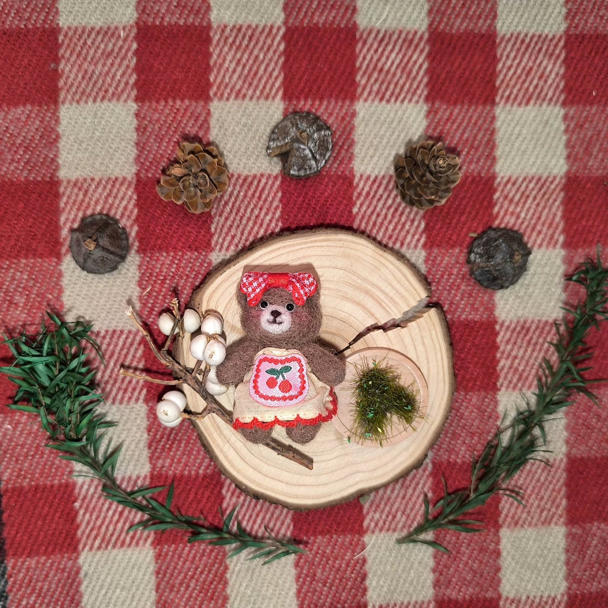 Ciondolo peluche Cherry Bear in feltro di lana fatto a mano