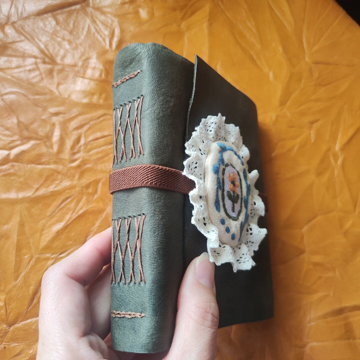 Carnet en Cuir Fait Main avec Broderie