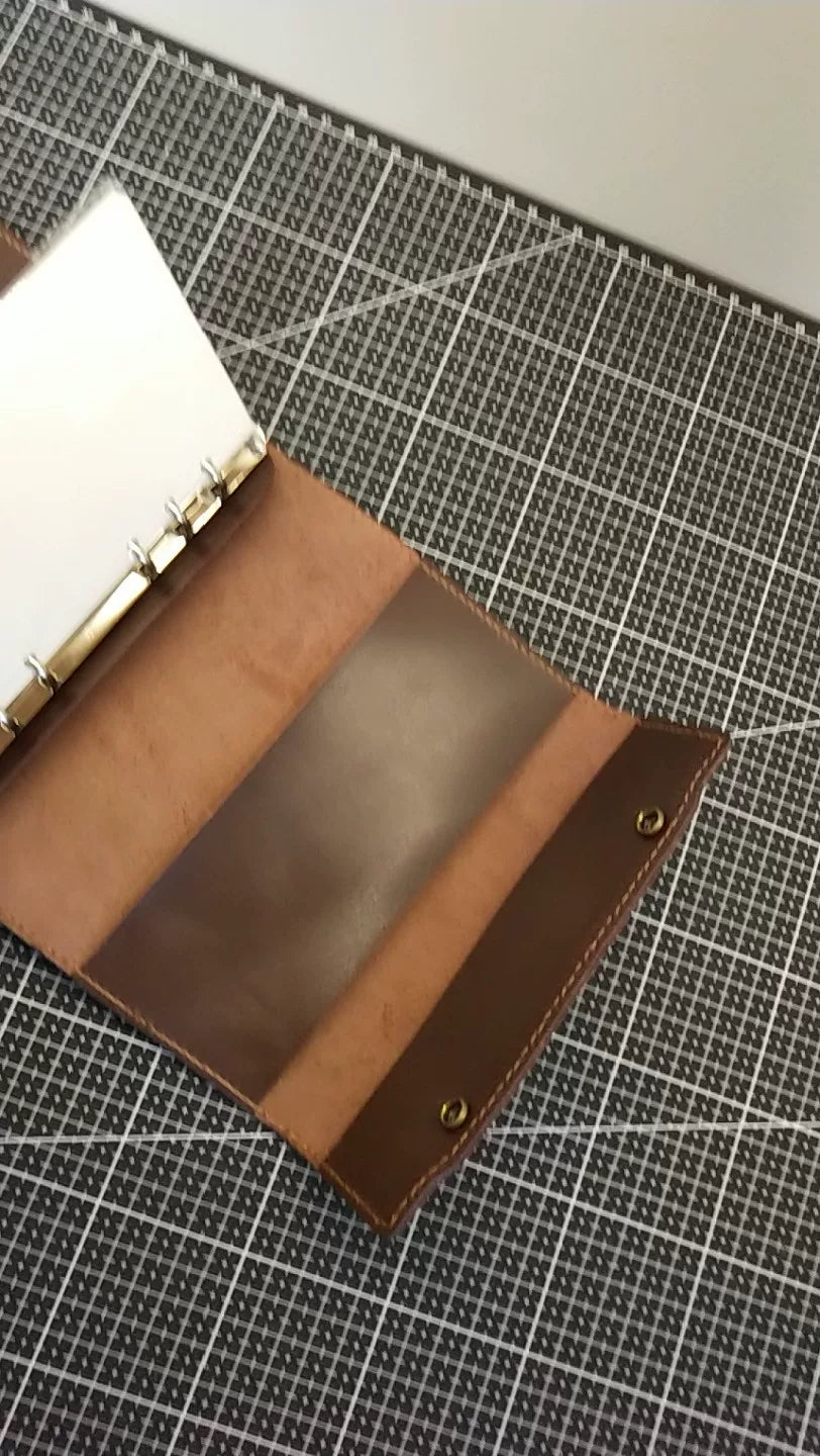Capa de Caderno A6 em Couro Natural com Rebites de Latão