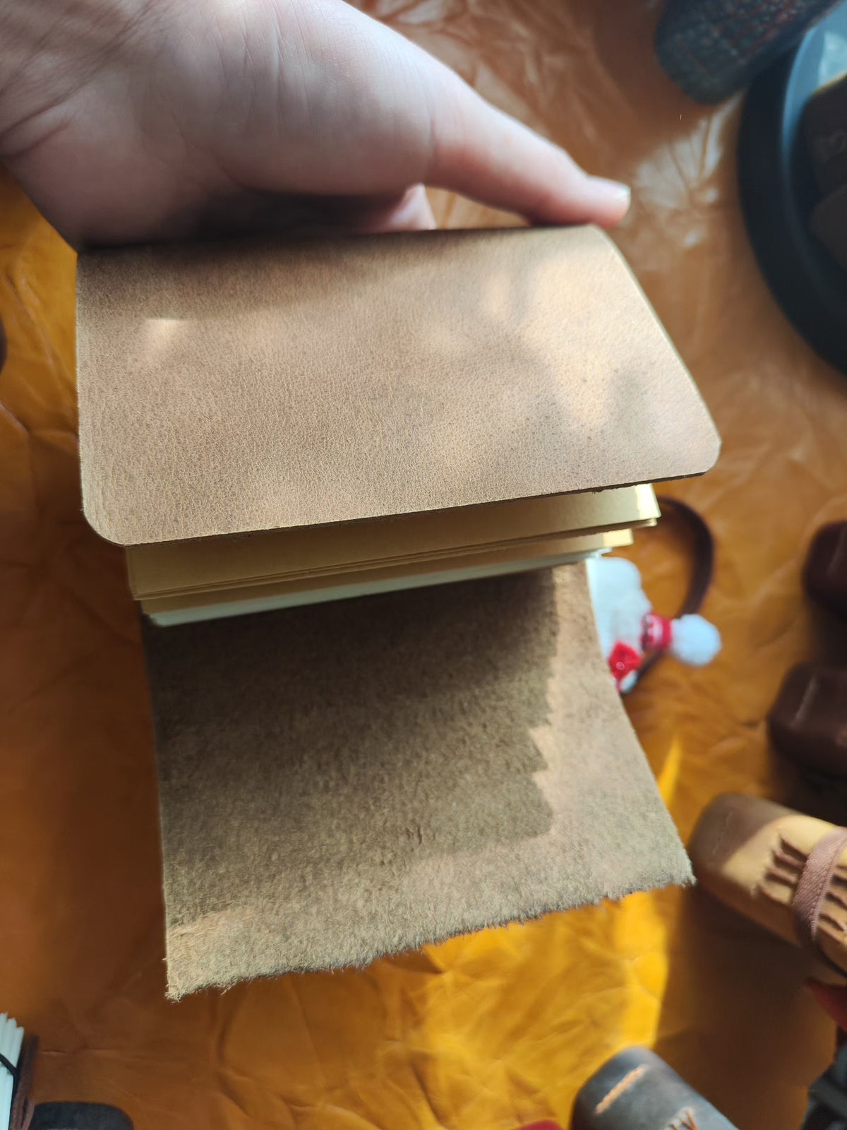 Leder-Notizbuch mit Hello-Kitty-Stiftschlaufe