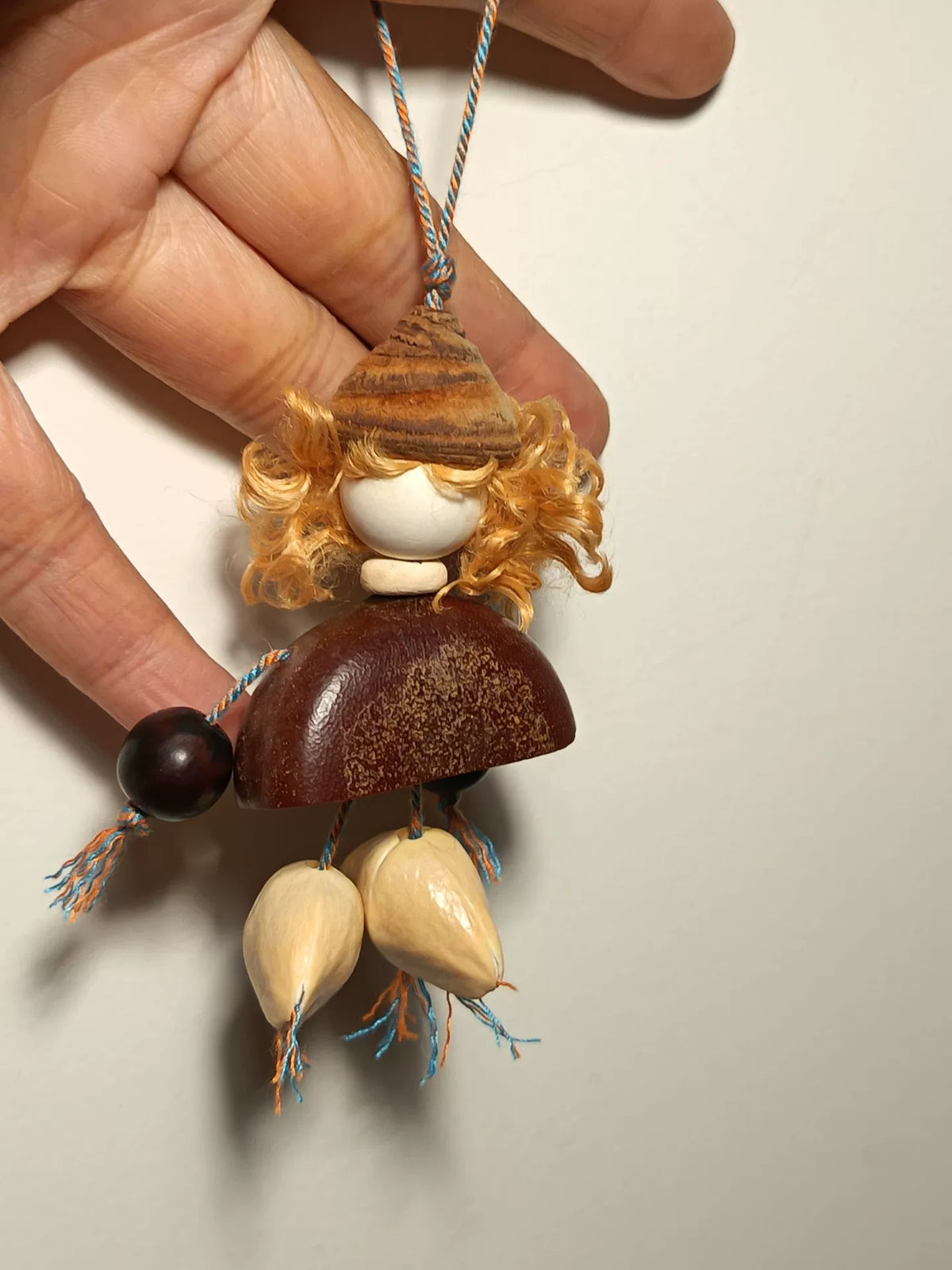 Dije de muñecas con vainas naturales hecho a mano