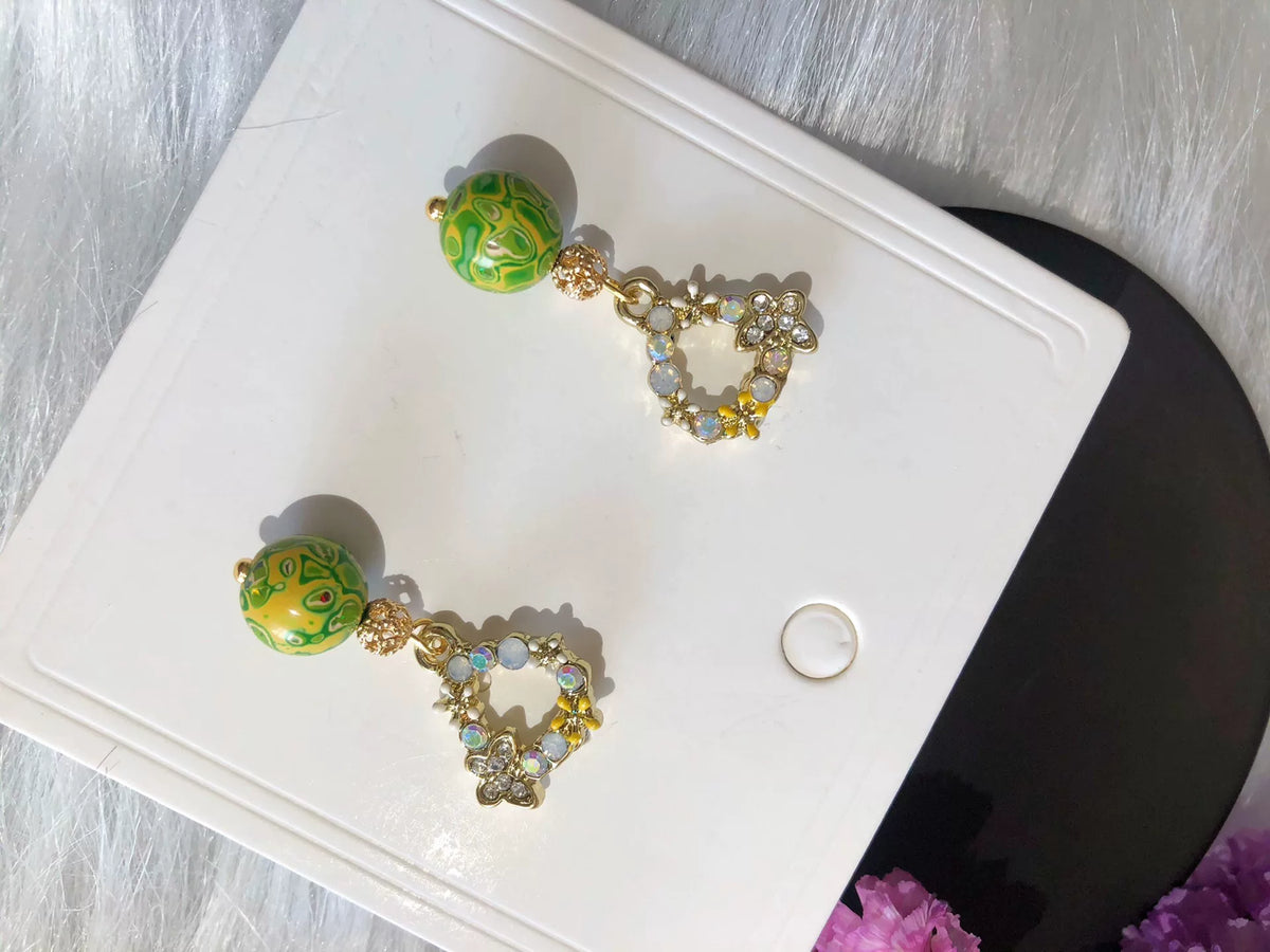 Boucles d'oreilles dorées avec perle laquée verte