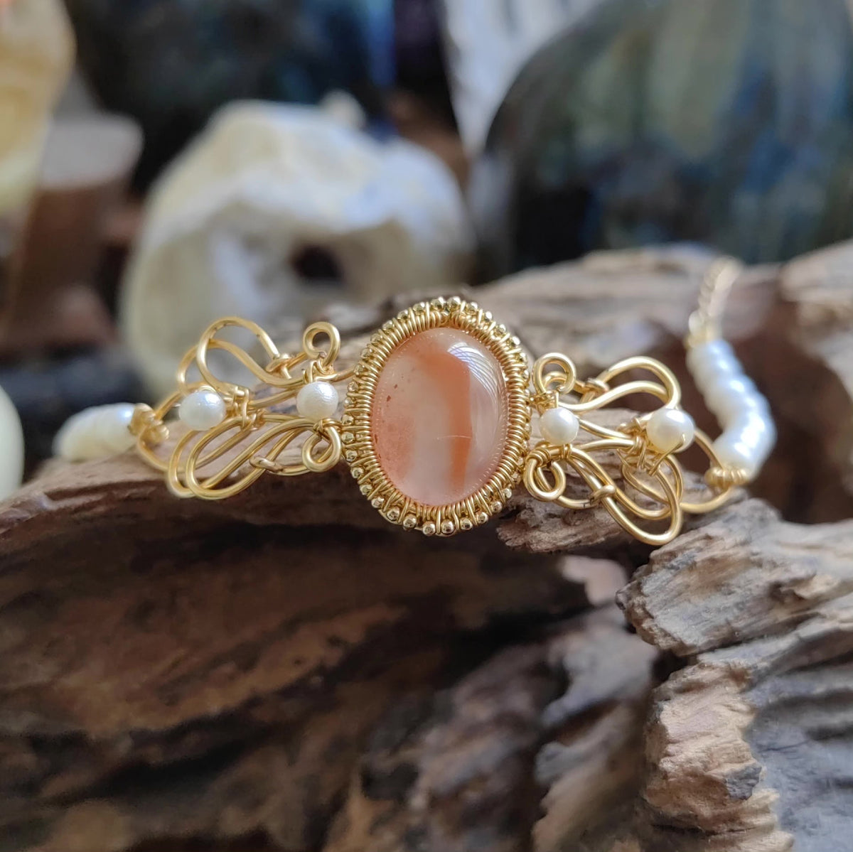 Bracelet en agate rouge sud, fil doré et perles