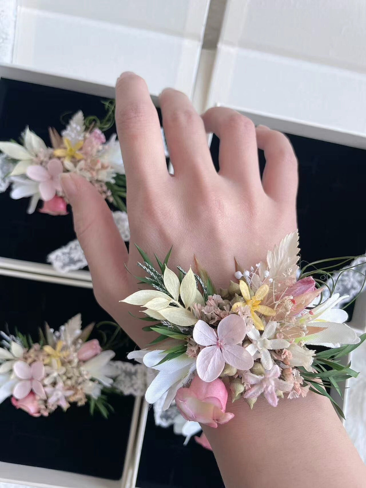 Rosa bröllopskorsage för handleden av bevarade blommor