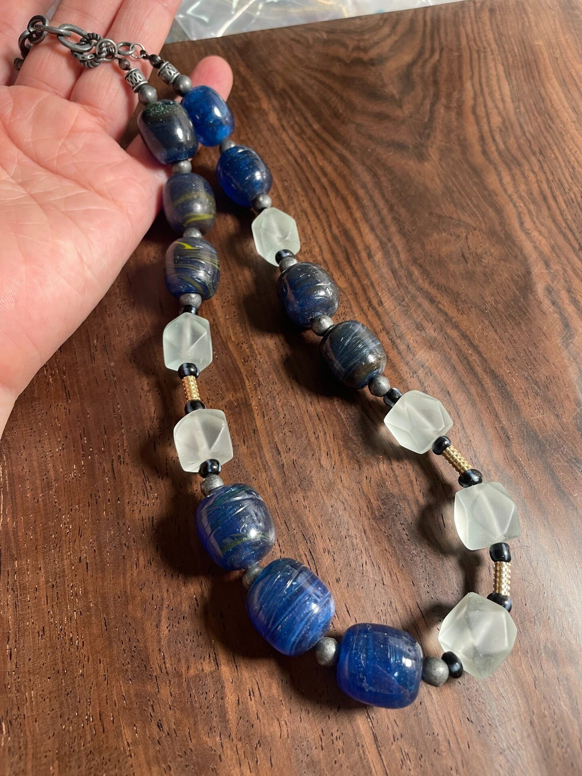 Collar de cuentas de lapislázuli azul
