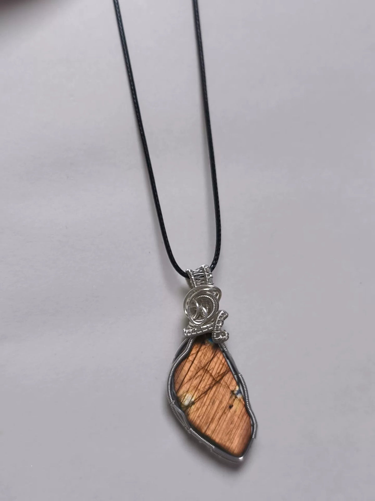 Collana artigianale in labradorite arancione avvolta nel filo
