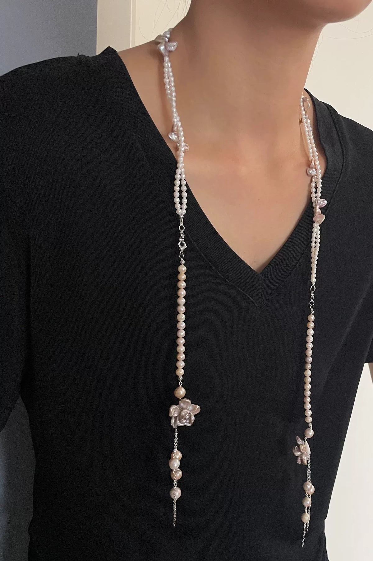 Collier double rang perles, fleurs et pompons