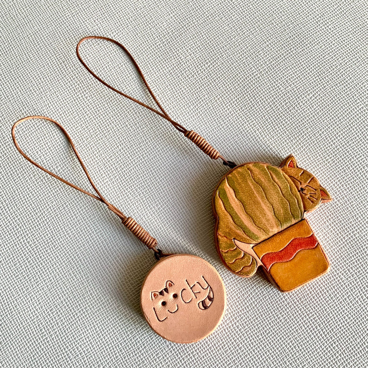 手作りレザー猫の手帳チャームキーホルダー