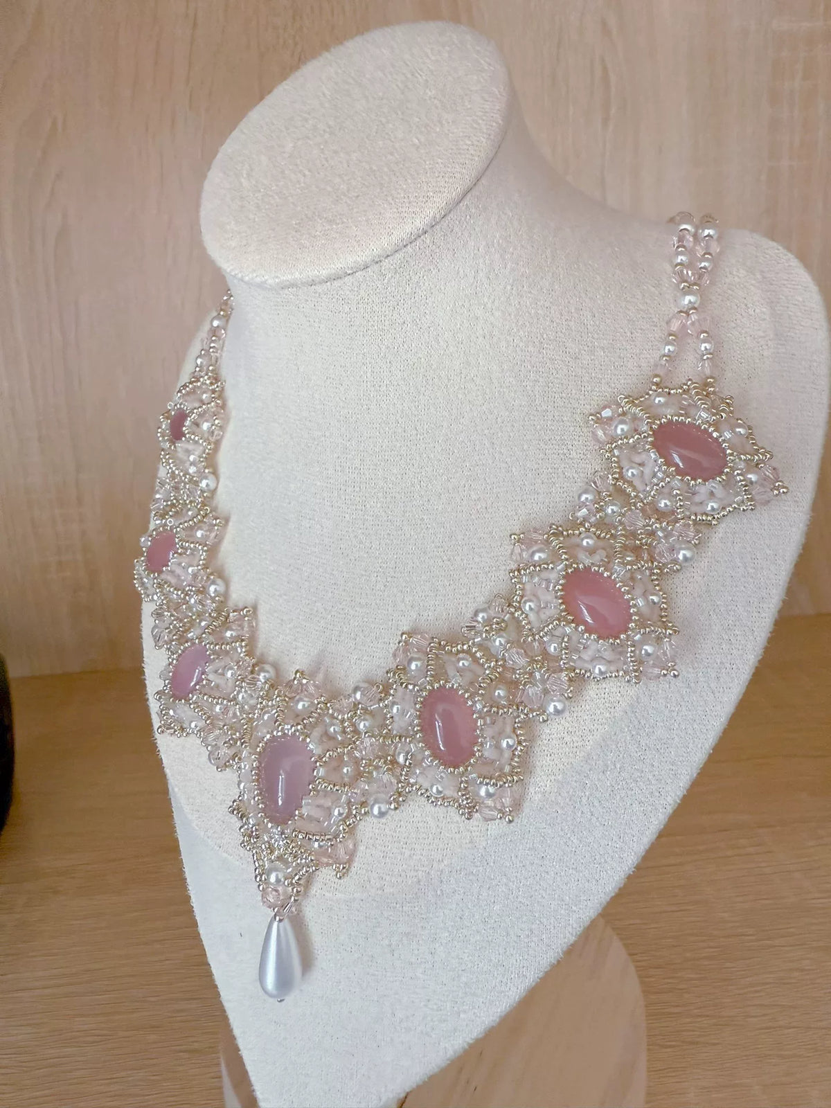 Halskette im Bib-Stil aus rosa Chalcedon