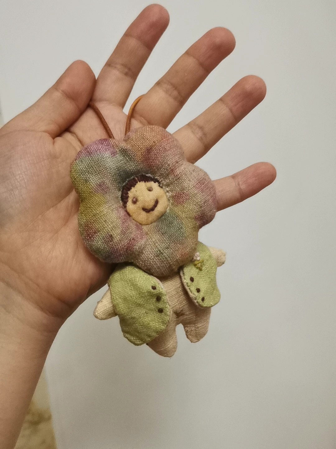 手作りホームスパン布のひまわり少女吊り下げオーナメント