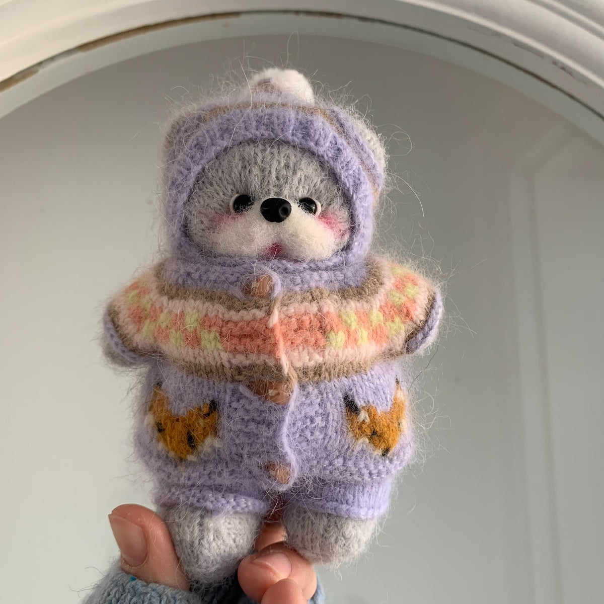 Oso tejido a mano con ropa extraíble
