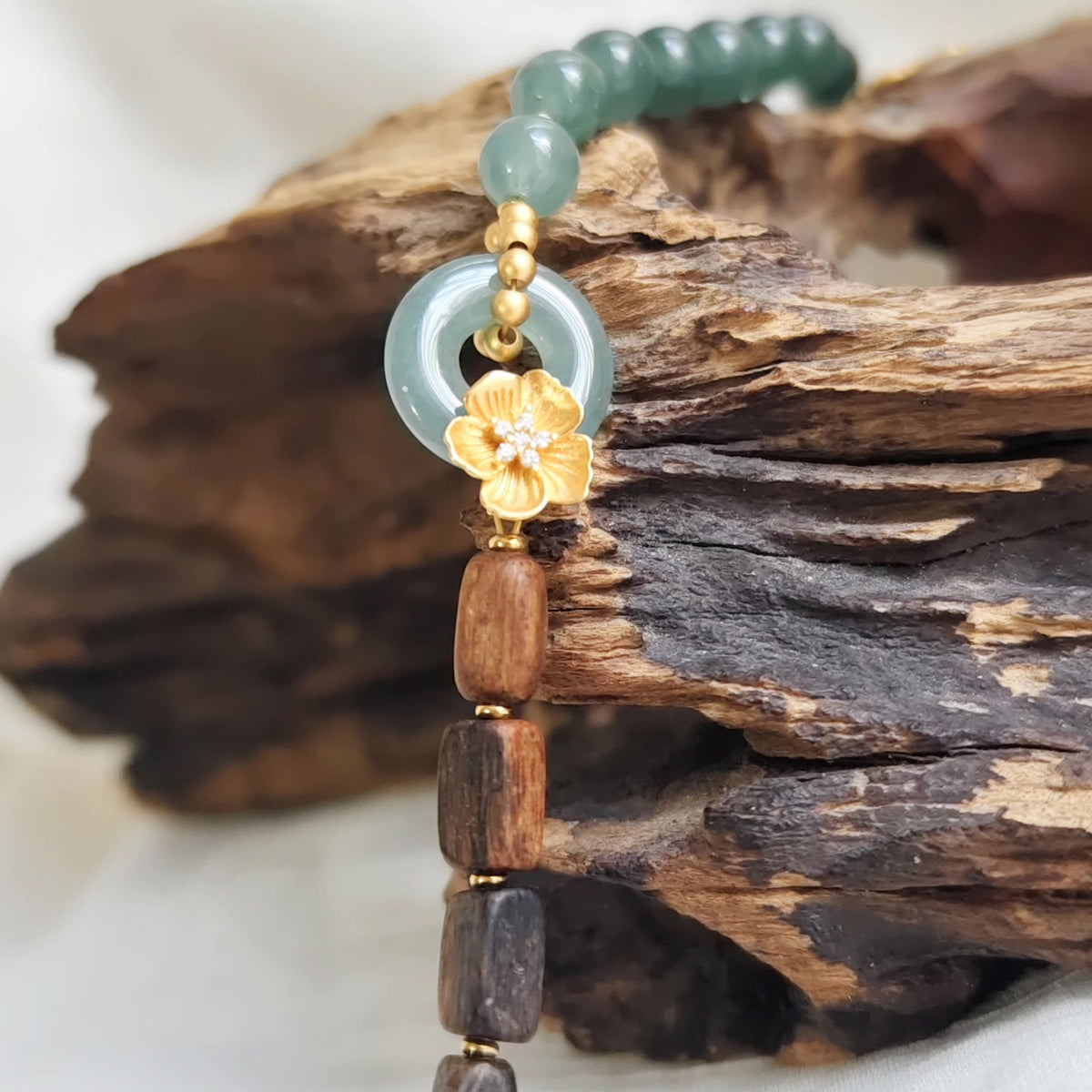 Bracelet Boucle de Paix en Jadeite d'Eau Bleue