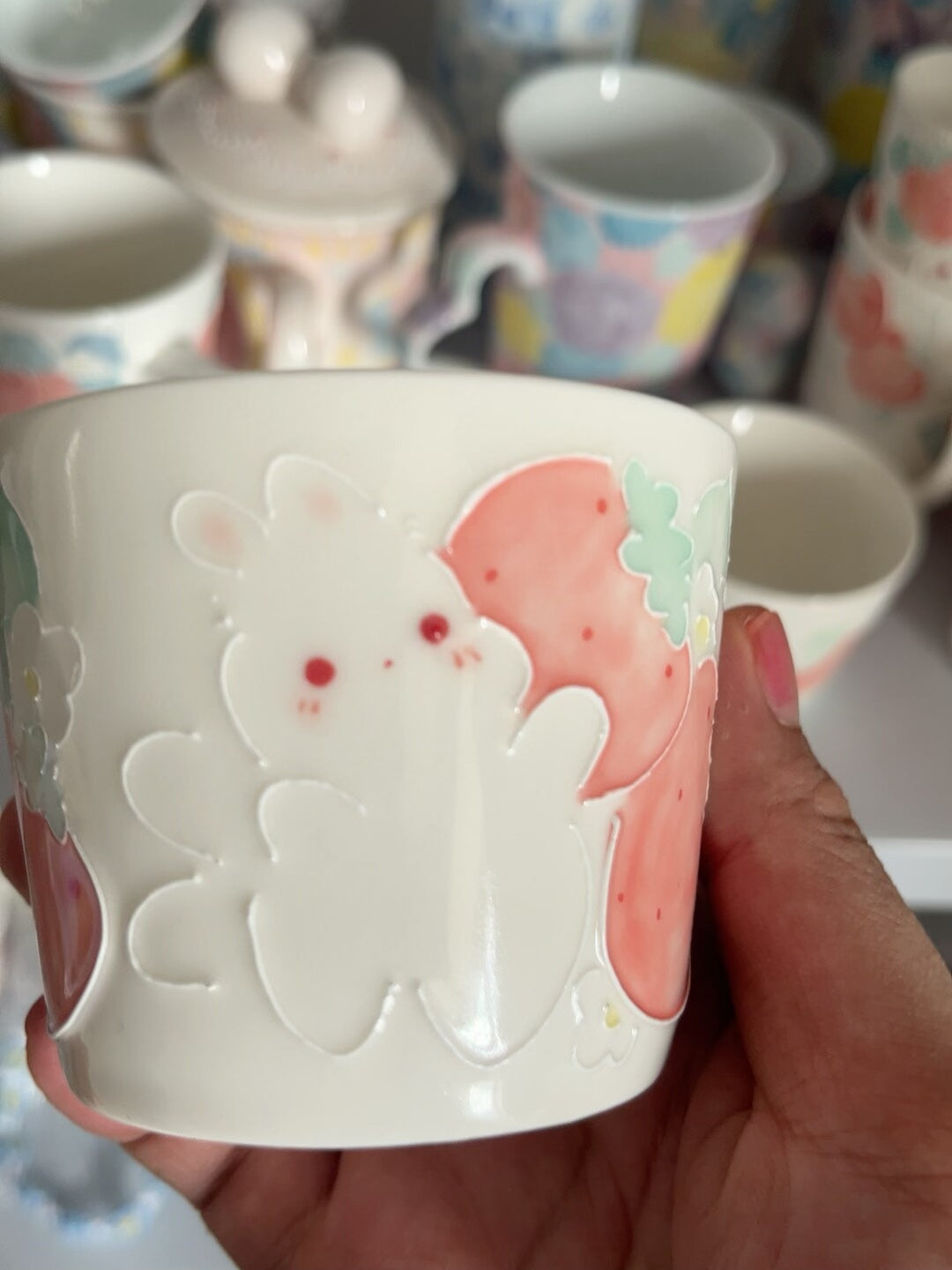 Handbeschchildde keramische beker met aardbei en konijn