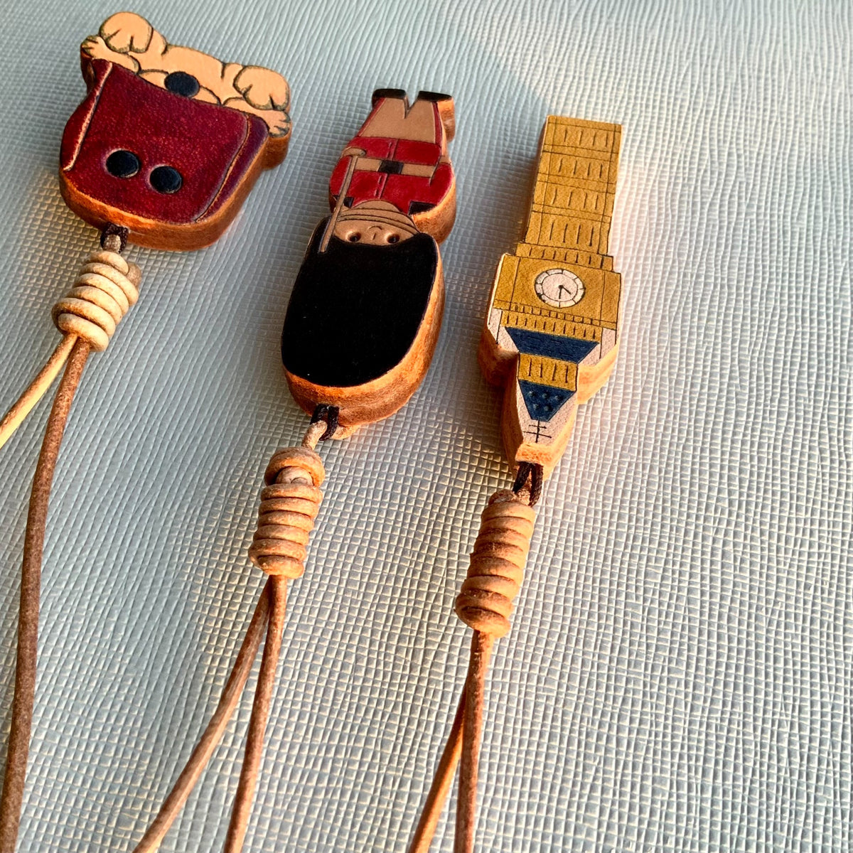 Conjunto de Pingentes de Couro Artesanal com Alça de Cordão