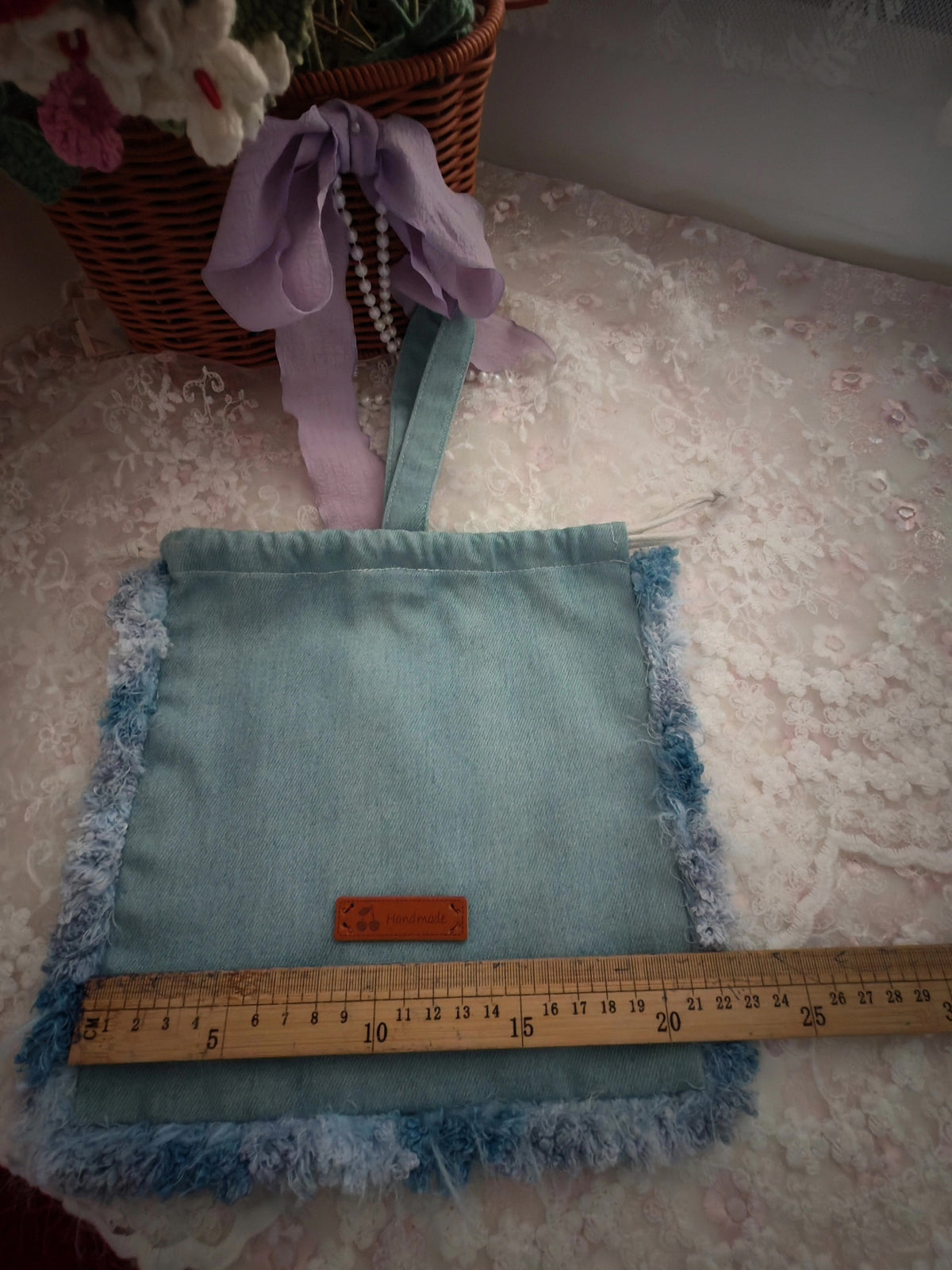 Blauw denim trektasje met gehaakte rand