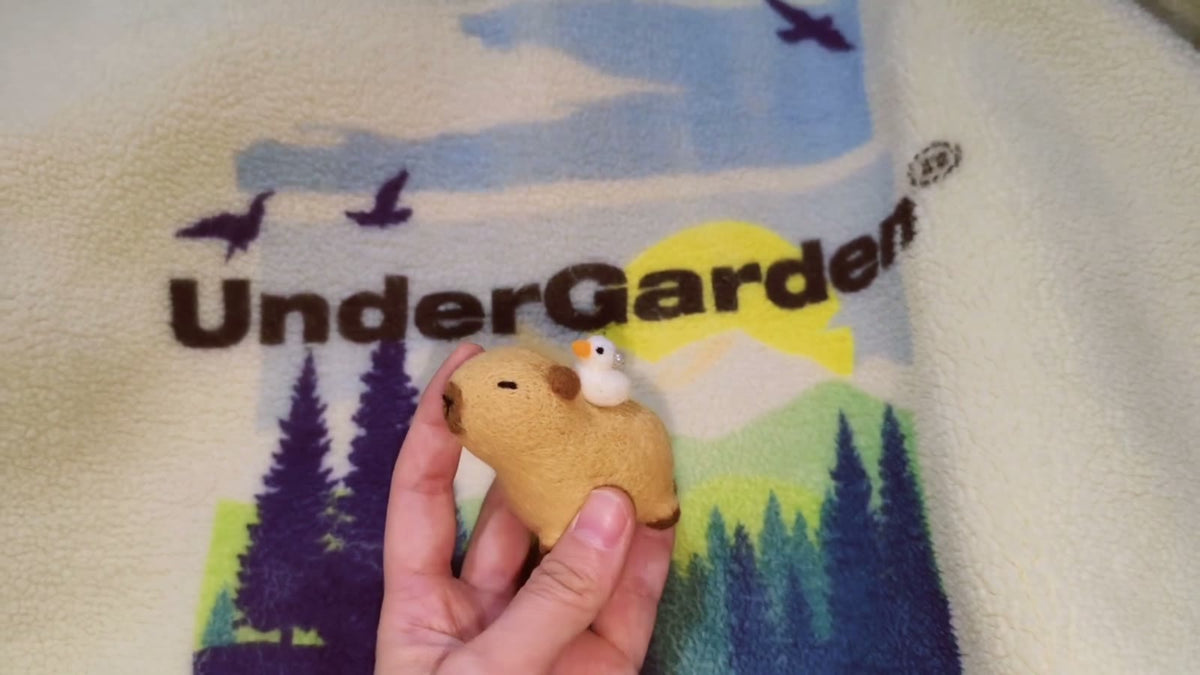 Handgefertigte Capybara-Figur aus Wollfilz mit Vogel