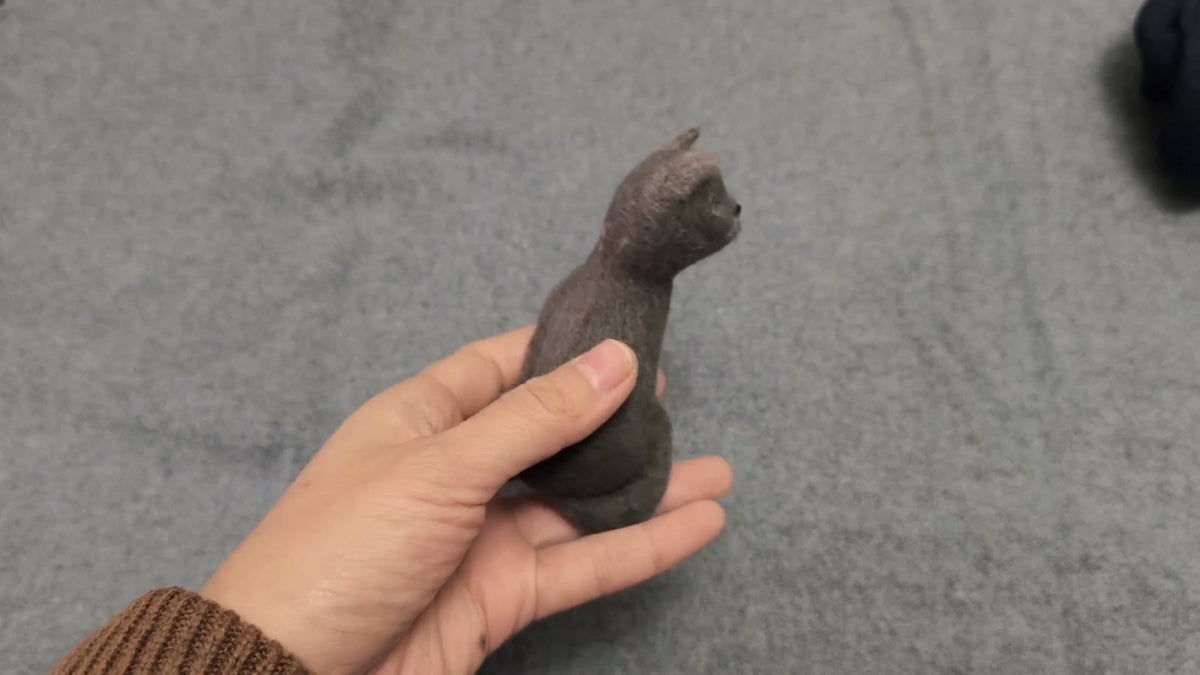 手作りウールフェルト グレーの猫フィギュア
