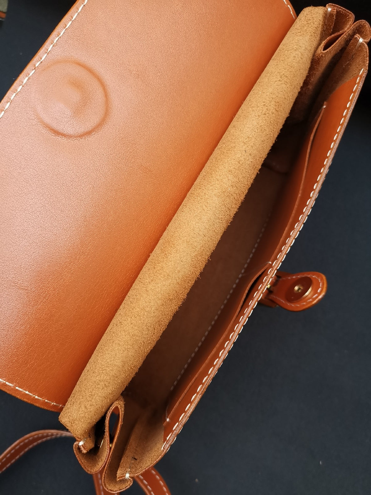 Borsa a spalla a scomparto unico in cuoio color tan