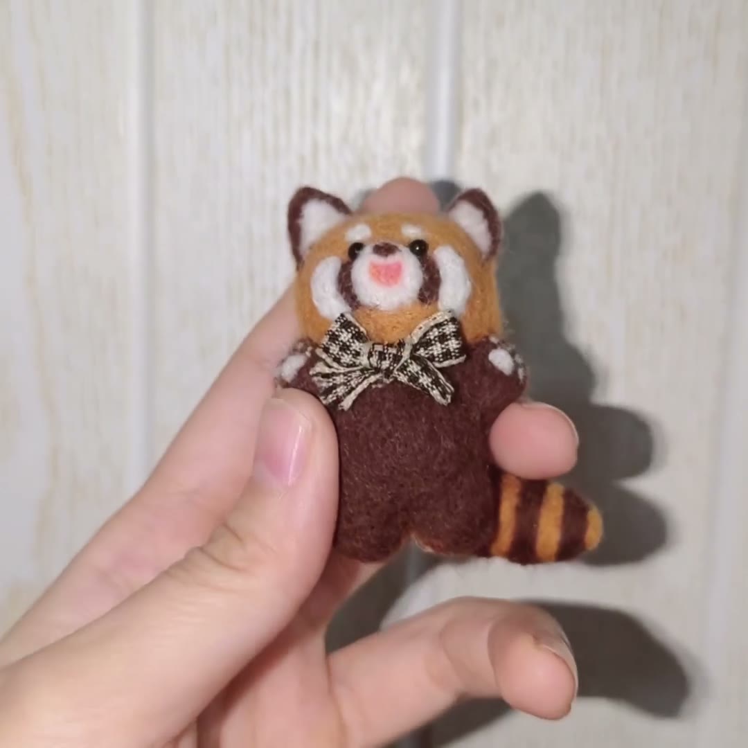 Handgemaakte vilten wol knuffelhanger rode panda
