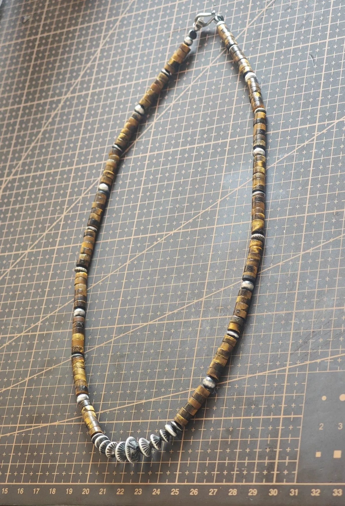 Handgjort halsband i 925 sterlvsilver med pärlor av ögonsten