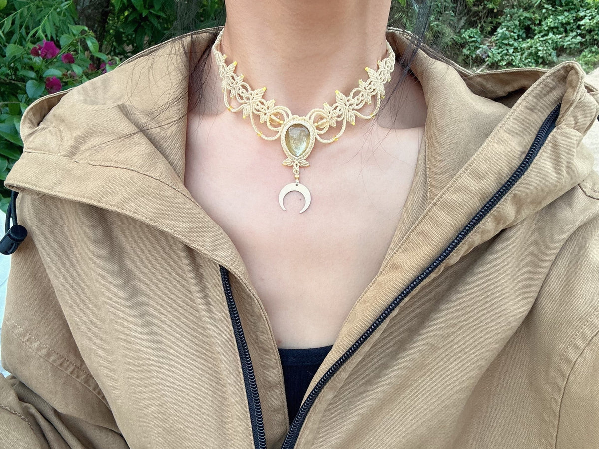 Melkgelegele Lepidoliet Macrame Chokerketting